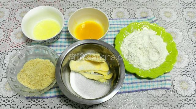 准备材料：鸡蛋蛋白蛋黄分离，黄油和砂糖称在一起室温软化，杏仁片擀碎，低粉过筛备用
