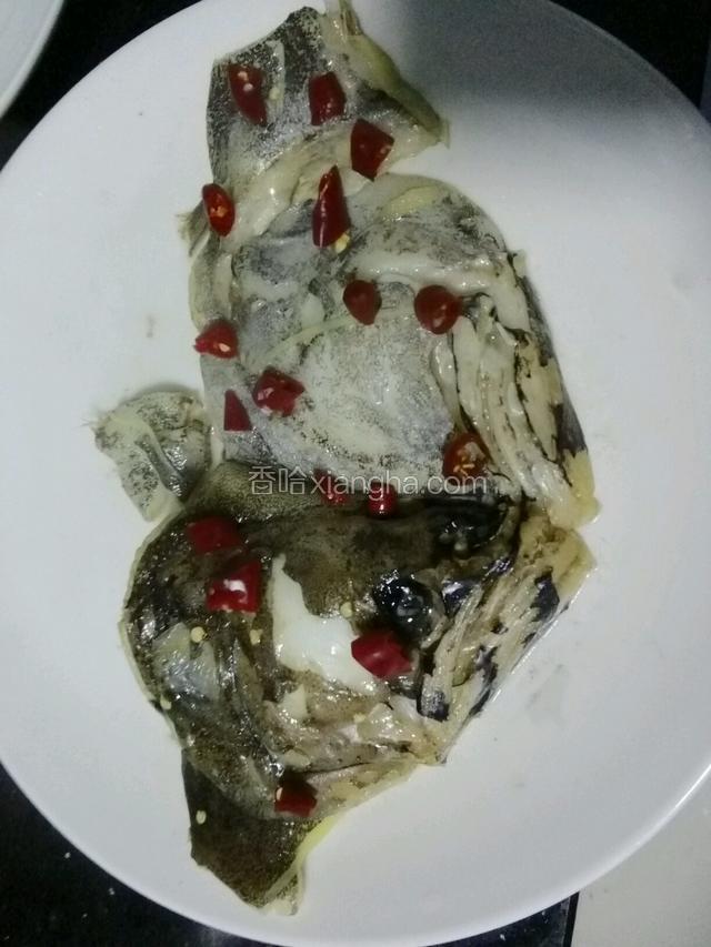倒掉汤汁，拿掉姜丝。
