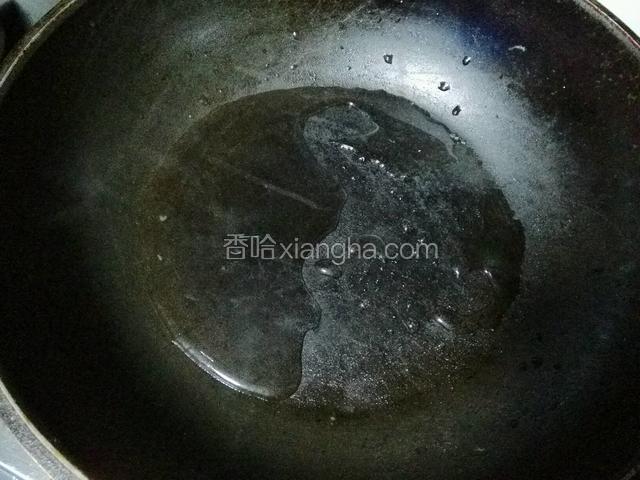 锅里放少许水