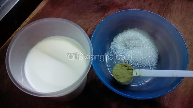 奶油馅原料，开始烤蛋糕时，就可准备抹茶奶油馅了