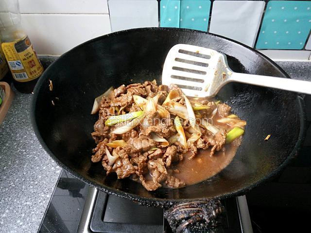 出锅前点少许醋和香油提味，关火即可出锅