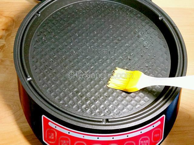 電餅鐺先預熱，再刷油