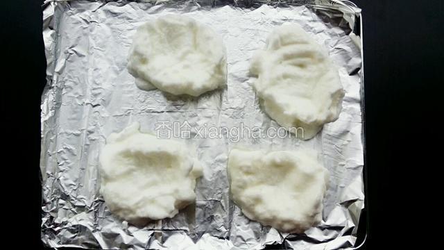 锡纸上抹一层玉米油，把打发好的蛋白，弄成一团，用汤匙用个小窝，预热好烤箱5分钟，把弄好的蛋白放入烤箱五分钟，