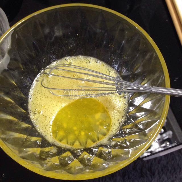 倒入玉米油继续搅拌