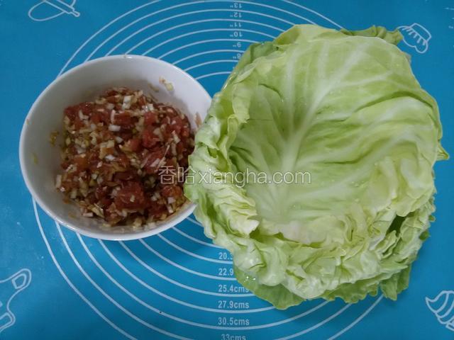 取6片圆白菜叶子洗净，葱切碎放入肉馅中，肉馅里放适量盐，料酒，淀粉抓匀腌制5分钟