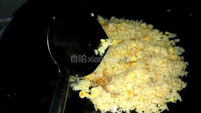 炒到差不多好了，放鸡精和少许酱油，炒均匀