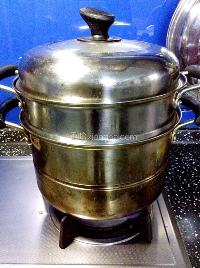 上锅蒸5分钟。（蒸时蔬卷，菜心不蒸。）