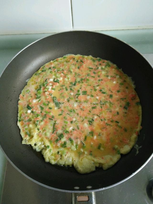 锅中倒少许油，把鸡蛋糊倒入锅中，小火煎