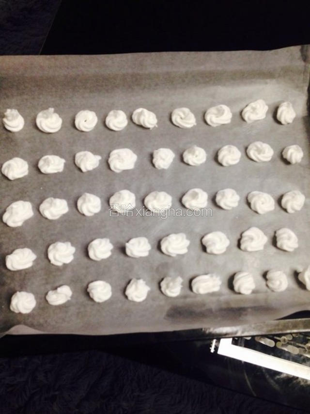 然后挤在铺上油纸的烤盘上，中间留出适当空隙