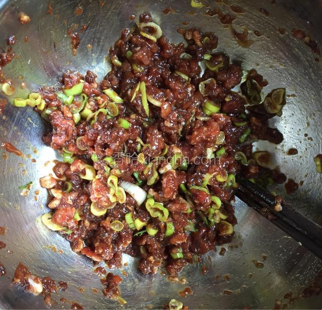 将肉馅中加入所有调料提前腌制半小时；