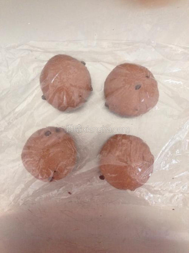 发酵好后，排气取出，分割成四份，滚圆松弛20分钟。