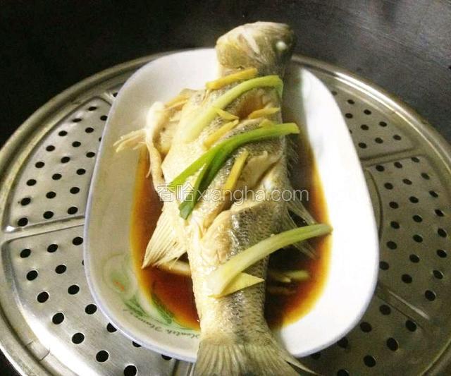 10分钟后,关火,再让鱼在锅中虚蒸2分钟,取出.