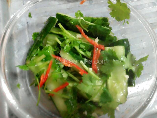 一起拌均匀，放少许酱油，用护鲜膜封住，放冰箱