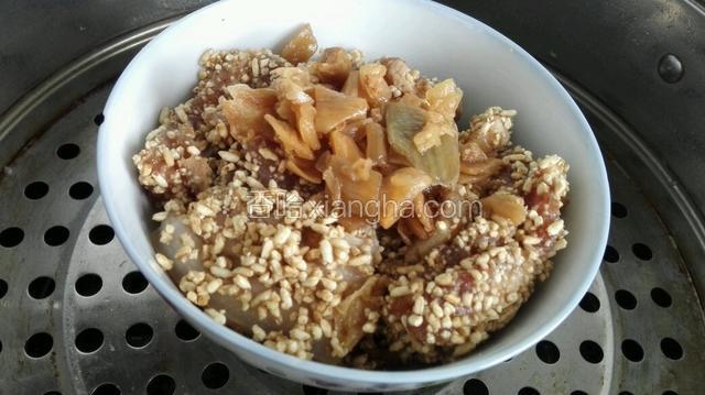 腌制好的肉片肉皮朝碗底码放整齐，上面撒上冬菜，大火蒸一个半小时！