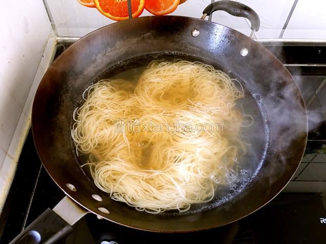 挂面熟后倒入生抽、白胡椒、盐、鸡精。
