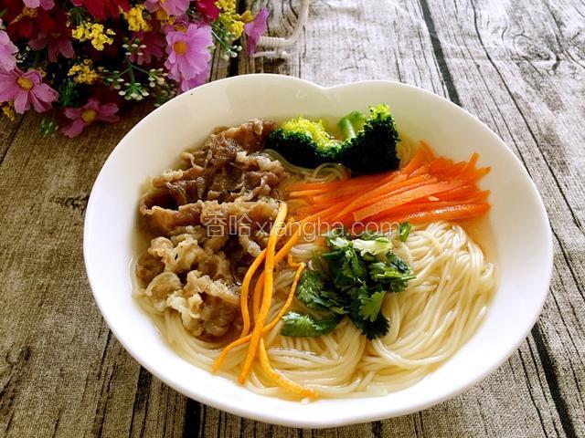 把面盛在大碗内，倒入汤，放入焯熟的蔬菜和肥牛片，淋上香油，就可以开动了。喜欢吃辣的还可以适当的滴上辣椒油。