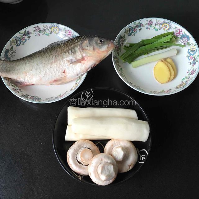 鲫鱼清洗干净后沥干水份。