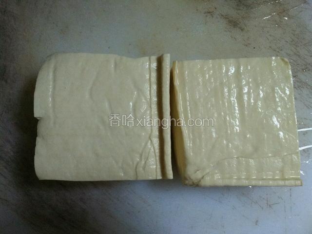 两块豆腐洗净，准备切块。