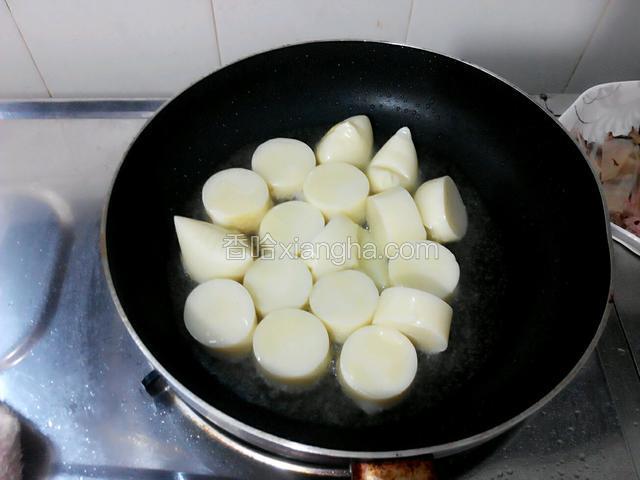 锅里下适量的油，烧七分热口袋豆腐切一块一块的下去煎（就是日本豆腐）