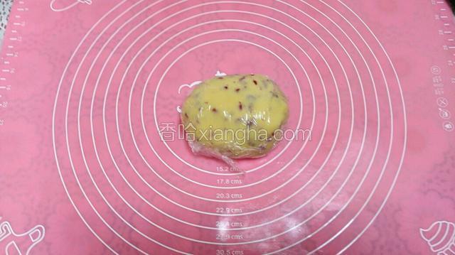 和成面团，用保鲜膜包上，放冰箱冷藏15分钟