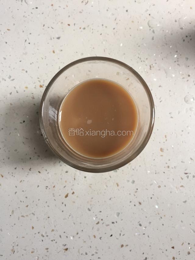 热水冲好咖啡 大概到杯子的四分之三处 (我的这个杯子有点小啦 大家可以用大一点的马克杯）然后 再加入热的牛奶