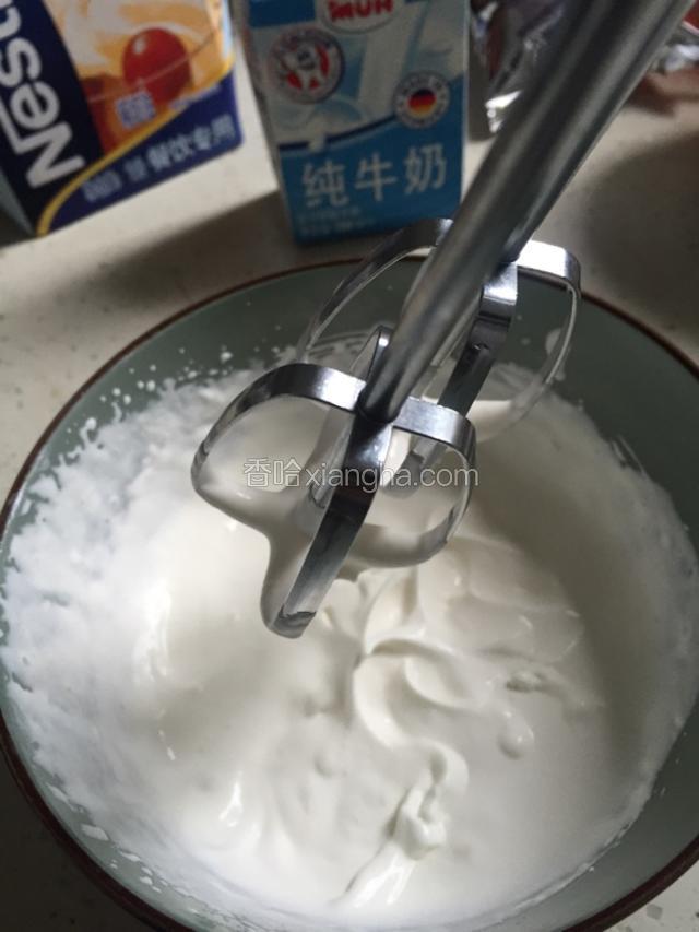 打发淡奶油(如果喜欢吃甜的 就把白砂糖放入淡奶油里一起打发) 大概5分左右 不要打发过头噢 能够稍稍提起便可 