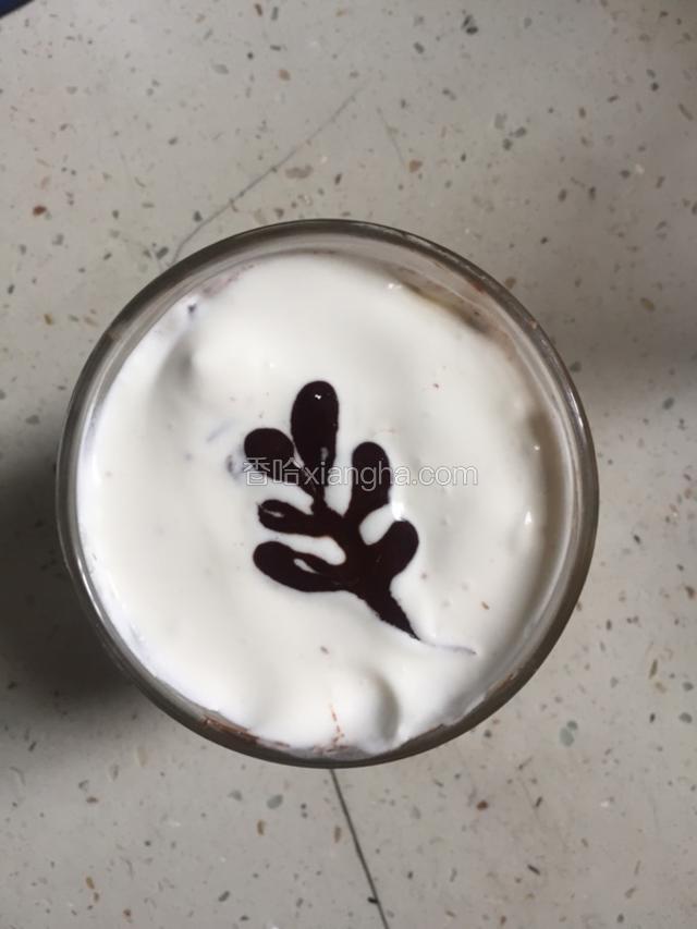 用巧克力酱在上面画好自己喜欢的图案 (我是用家里的巧克力微波炉叮一下 融化后放入裱花纸里挤出来的）