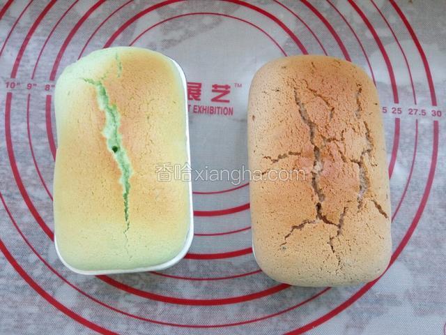 可可蛋糕，和绿色蛋糕烤30分钟出炉自然放凉，凉后脱模