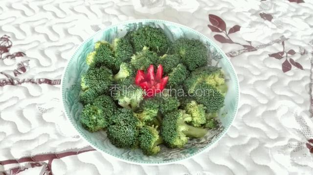 当盐味入西兰花后，关火将其有层次地盛入盘中。