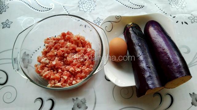 食材茄子、葱、猪肉馅、鸡蛋备好