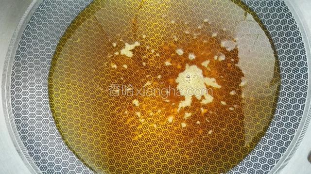 全部茄夹做好后，坐锅加油300克烧热。