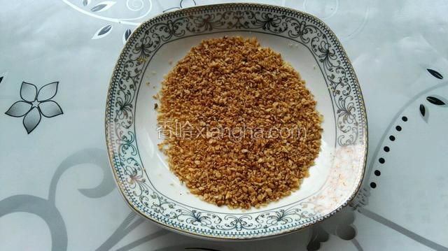 白芝麻用擀面杖擀碎，加少许盐拌匀。