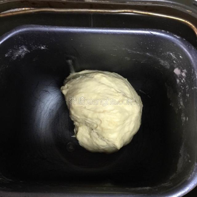 将除黄油外的材料放入面包机 开启快速和面功能 20分钟左右