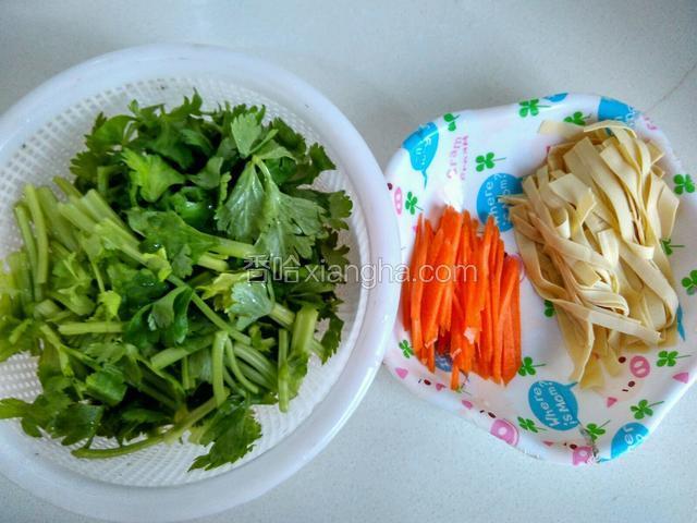 芹菜洗净切段，百叶和胡萝卜切丝