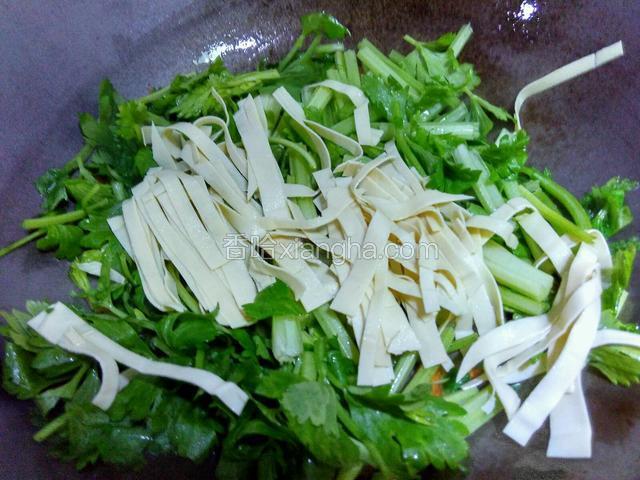 接着倒入芹菜和百叶