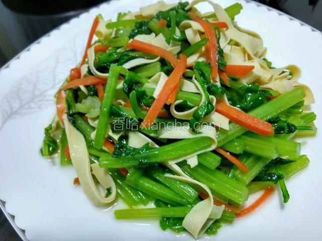 炒匀后，加盐再炒匀就可以出锅了