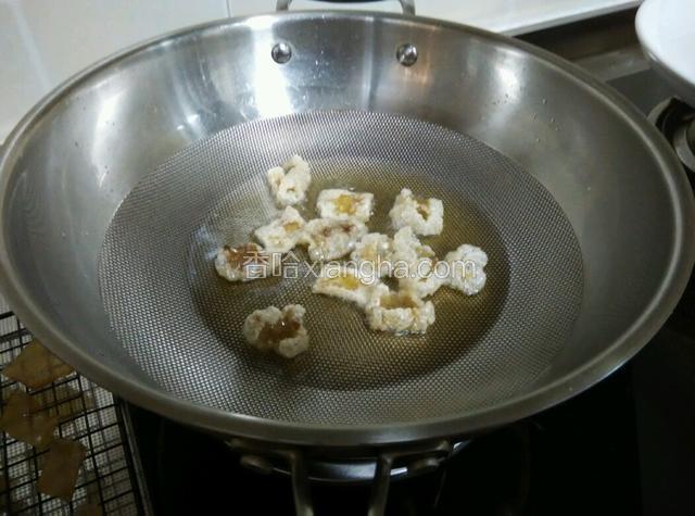 油热后转小火放入干肉皮煎炸