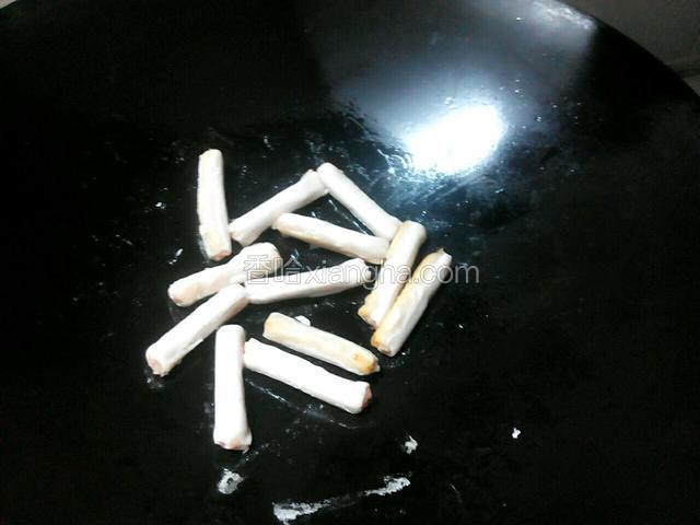 锅里下少许的油，把虾味饺小火煎出有点点金黄就行了，（油不用太多哦）