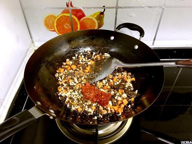 倒入2勺郫县豆瓣酱，炒出香味。