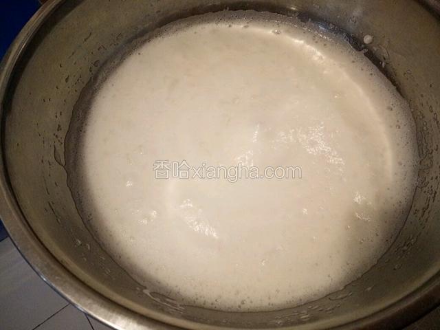 然后继续搅打至蛋白浓稠，再加入1/3白糖