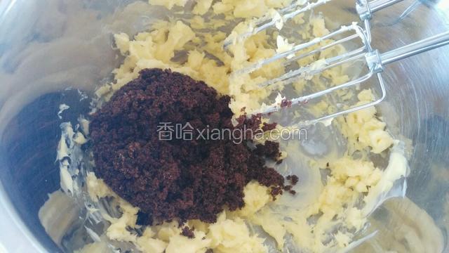 黄油加糖打至融合。