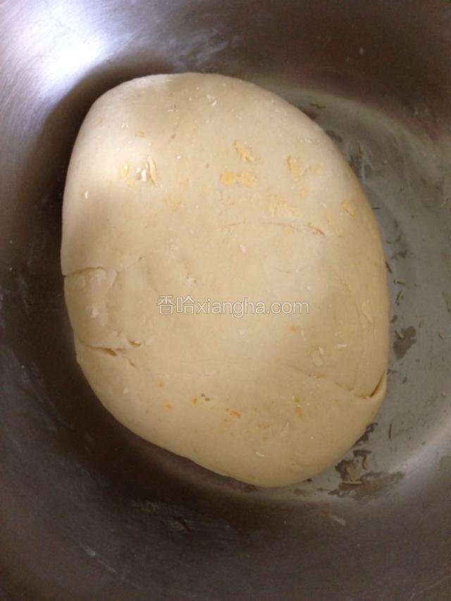 用铲子和面，最后揉成一个光滑的面团！
