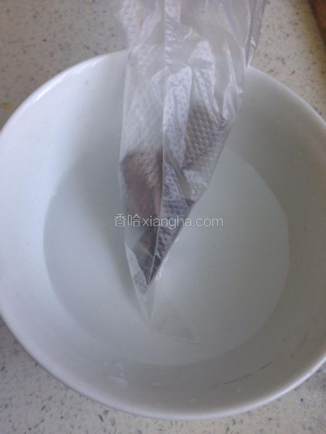 烤箱提前预热200度，把烧果子放入烤箱，15分钟就烤熟了！巧克力装入裱花袋，放入热水中进行融化！