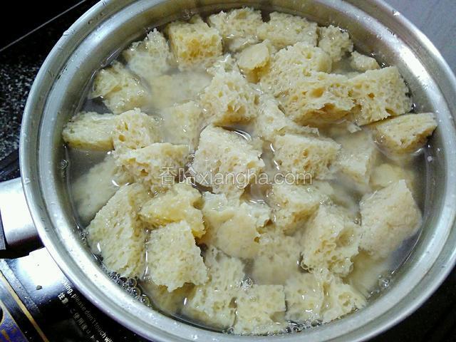 烤麸泡发改刀后先在沸水中烫一道，捞起后用凉水冲干净，去除豆腥味和酸味，这样煮的时候不会酸。