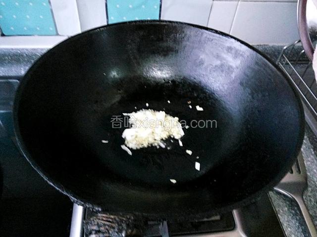 热锅凉油爆香葱姜末