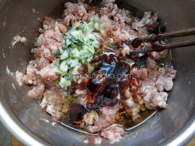 把葱花香菜末放到肉馅中，加适量酱油、耗油、盐、油、香油和白胡椒粉（一点点就行），也可以根据个人口味调制馅料