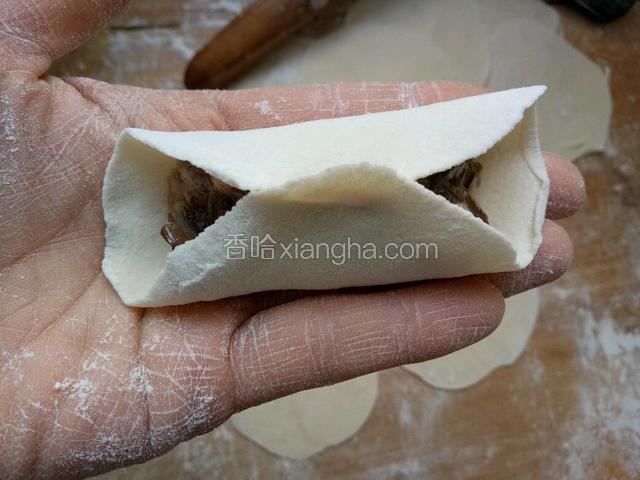 先在中间捏紧