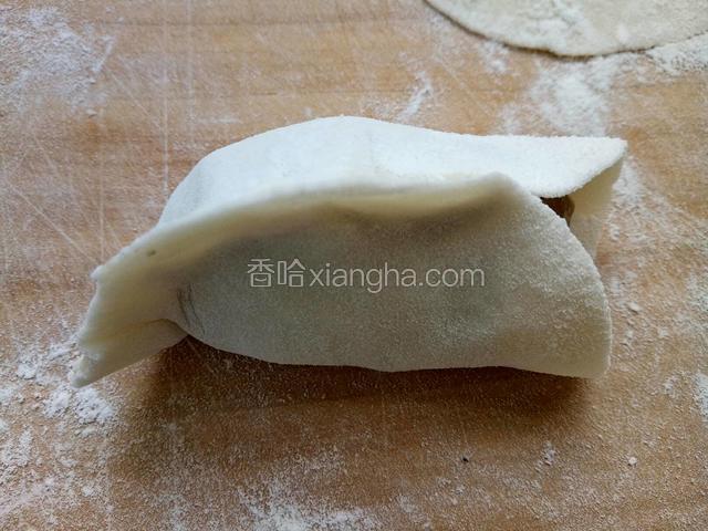 再把左边放在左手虎口位置用拇指和食指夹紧，原谅我不好拍照