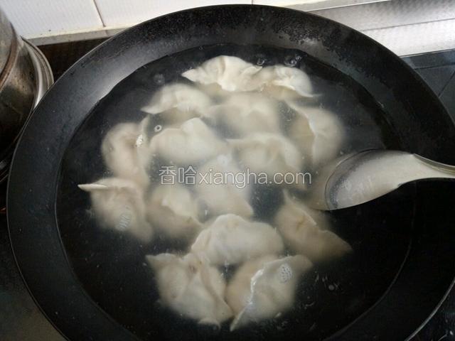 水烧开后，下入水饺，用勺子沿着锅边搅动水饺，防止粘锅