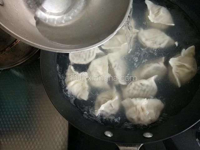 打开锅盖，添加一小碗凉水，再次盖上锅盖煮开
